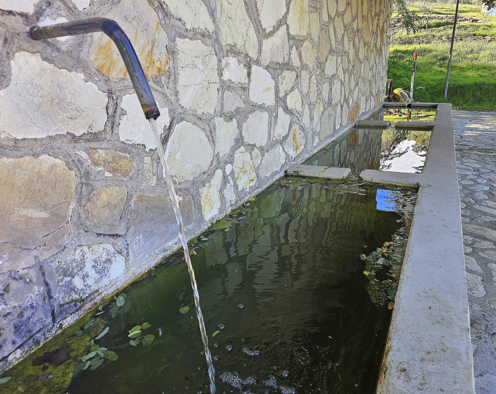 Dorfbrunnen – Wasserquelle für die Pilger